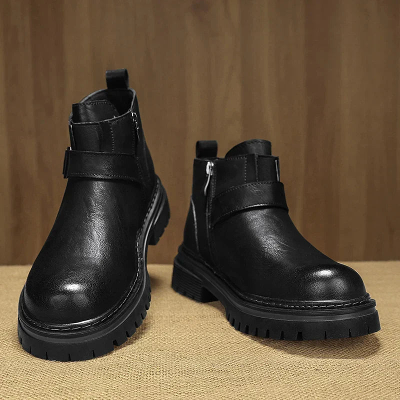 Botas Alessandro con Correa de Cuero